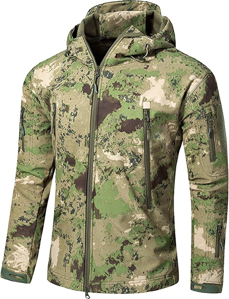 Laad afbeelding in Galerijviewer, De Camouflage tactische heren softshell jas heeft een capuchon, een mix van groene, beige en bruine patronen, borst- en mouwzakken met rits en verstelbare trekkoorden in de taille en capuchon - perfect voor buitenavonturen.

