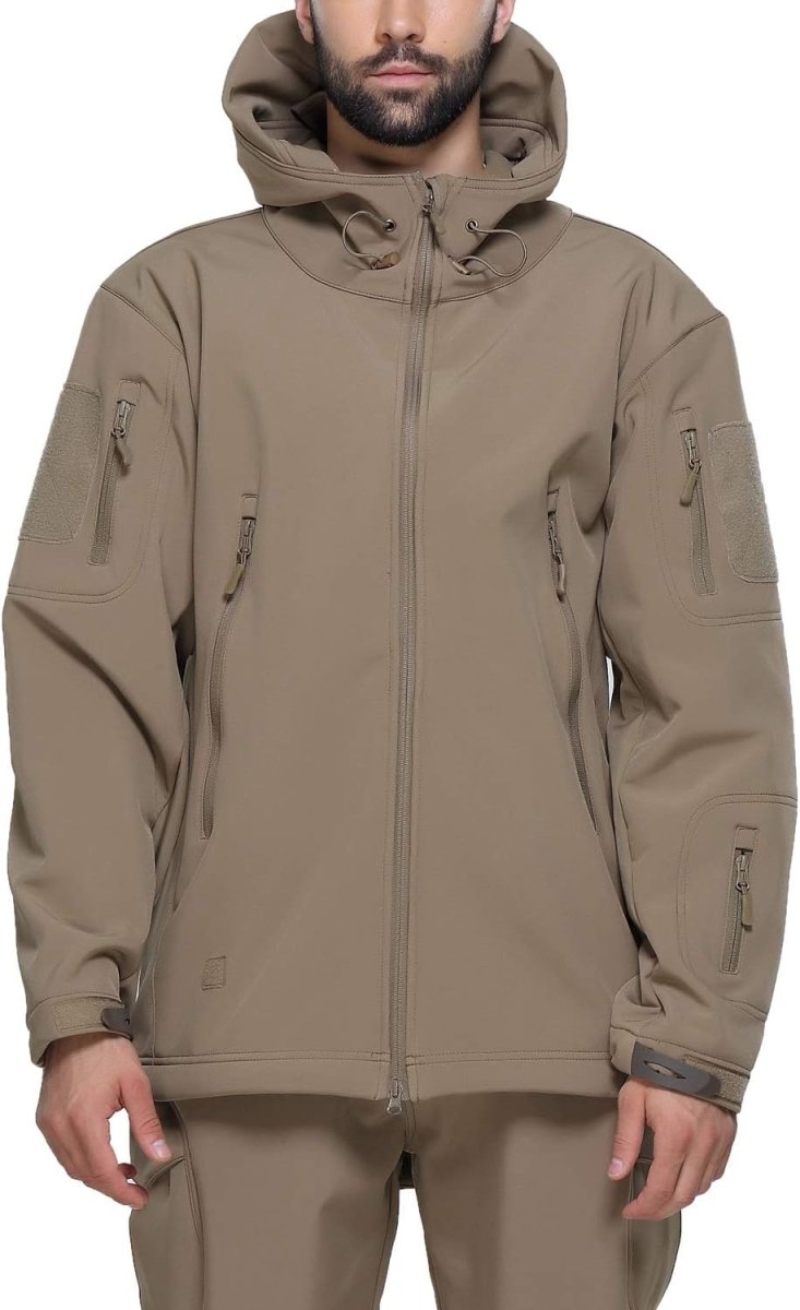 Laad afbeelding in Galerijviewer, Persoon in een kaki Camouflage tactische heren softshell jas, compleet met meerdere ritsen en een capuchon.
