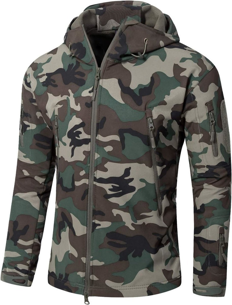 Laad afbeelding in Galerijviewer, Tactische camouflage heren softshell jas: de perfecte metgezel voor je outdoor avonturen, met een capuchon, ritssluiting aan de voorkant, en meerdere zakken in groene, bruine en zwarte patronen. Deze uitgebreide jas biedt veelzijdigheid en comfort in elke omgeving.
