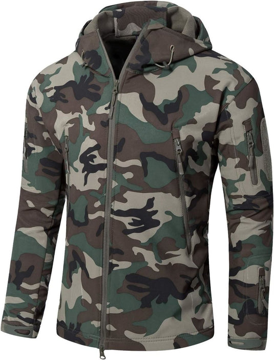 Tactische camouflage heren softshell jas: de perfecte metgezel voor je outdoor avonturen, met een capuchon, ritssluiting aan de voorkant, en meerdere zakken in groene, bruine en zwarte patronen. Deze uitgebreide jas biedt veelzijdigheid en comfort in elke omgeving.