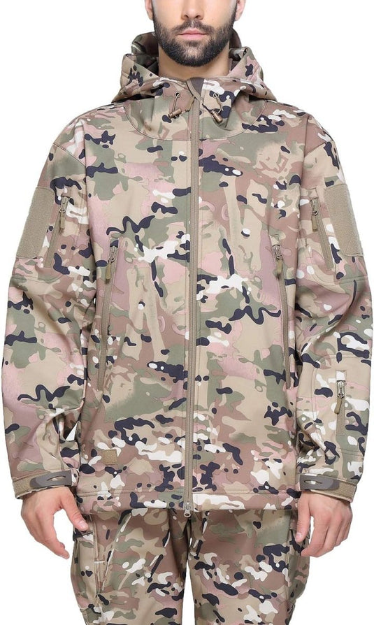 Een persoon draagt een Camouflage tactische heren softshell jas gecombineerd met bijpassende broek, waardoor deze naadloos opgaat in de omgeving.