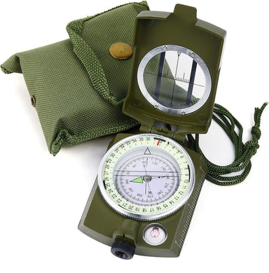 Een groen militair marskompas: de ultieme gids voor buitenactiviteiten, met een ingebouwd niveau, wordt geopend en onthult de wijzerplaat en spiegel naast een bijpassend groen draagtasje. Deze robuuste tool garandeert een nauwkeurige oriëntatie op elk avontuur.