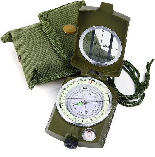 Een groen militair marskompas: de ultieme gids voor buitenactiviteiten, met een ingebouwd niveau, wordt geopend en onthult de wijzerplaat en spiegel naast een bijpassend groen draagtasje. Deze robuuste tool garandeert een nauwkeurige oriëntatie op elk avontuur.