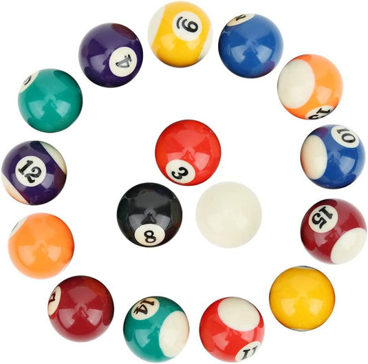 Een set mini hars biljartballen gerangschikt in een cirkel, nummers zichtbaar, met een witte cue ball in het midden. Perfect voor kleine ruimtes of kinderen die leren spelen. Ontdek duurzame 