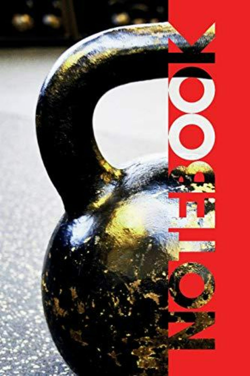 Laad afbeelding in Galerijviewer, Een close-up van een zwarte kettlebell op een gespikkelde vloer, samen met een rood notitieboekje met de titel &#39;Notitieboek: Kettlebell Workouts Notes Excellent Composition Book for Weight Gainer Athlete&#39; (Notitieboek: Kettlebell Workouts Notes Uitstekend compositieboek voor atleten die willen aankomen), suggereert een persoonlijke reis in het bijhouden van een dagboek, aangezien het notitieboekje rechts in beeld is.
