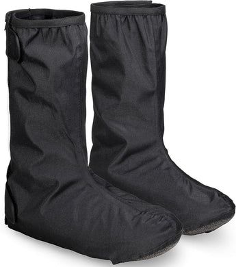 Een paar zwarte waterdichte regenoverschoenen voor fietsers met klittenbandsluitingen en profielzolen voor uitstekende bescherming staan rechtop tegen een witte achtergrond, ideaal voor fietsers die hun schoenen droog willen houden.