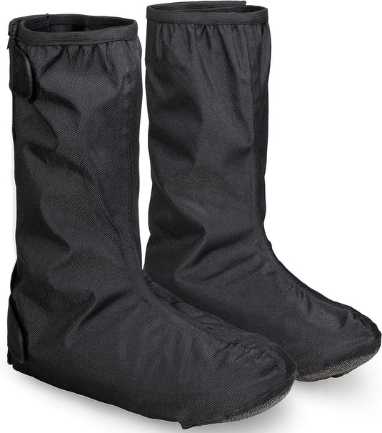 Een paar zwarte waterdichte regenoverschoenen voor fietsers met klittenbandsluitingen en profielzolen voor uitstekende bescherming staan rechtop tegen een witte achtergrond, ideaal voor fietsers die hun schoenen droog willen houden.