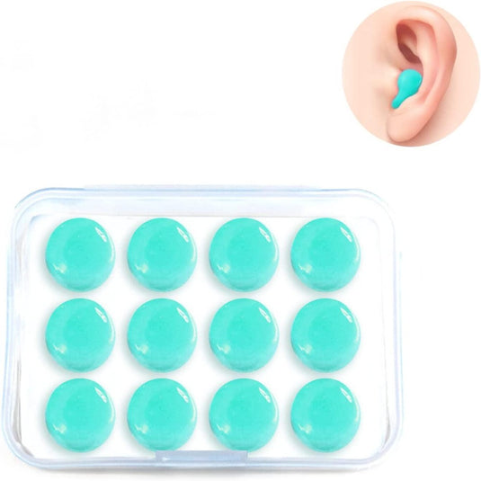 Twaalf blauwe siliconen oordopjes worden geleverd in een plastic hoesje met een afbeelding van één in gebruik, wat een optimale ruisonderdrukking aantoont. Ideaal als slaapoordopjes, deze zorgen voor comfort en stilte. Product: 