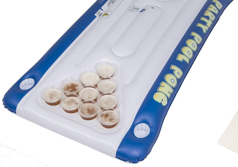 Laad afbeelding in Galerijviewer, De opblaasbare poolpongtafel, perfect voor leuke bijeenkomsten, heeft blauwe zijkanten en de tekst &quot;Party Pool Pong&quot; met driehoekige bekerhouders. Beleef onvergetelijke zwembadfeesten met onze ‘Onvergetelijke zwembadfeestjes met ons opblaasbare beerpong luchtbed.
