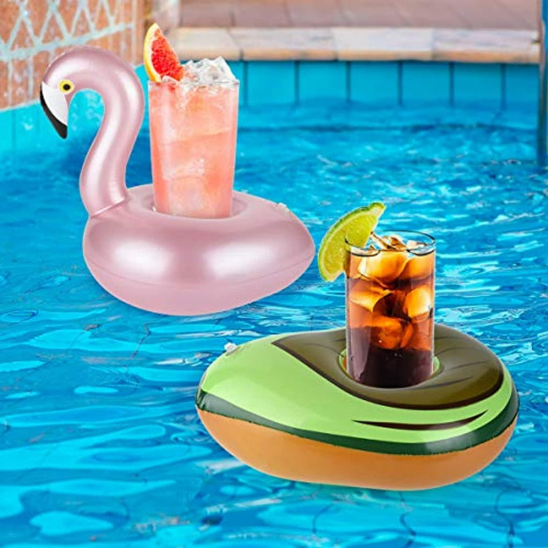 Laad afbeelding in Galerijviewer, Twee opblaasbare PVC-houders drijven in een zwembad: een roze flamingo met een roze drankje en een groene watermeloenring met een bruine drank versierd met limoen. Vergroot uw feestplezier en houd drankjes koel met de &quot;Opblaasbare bekerhouders.
