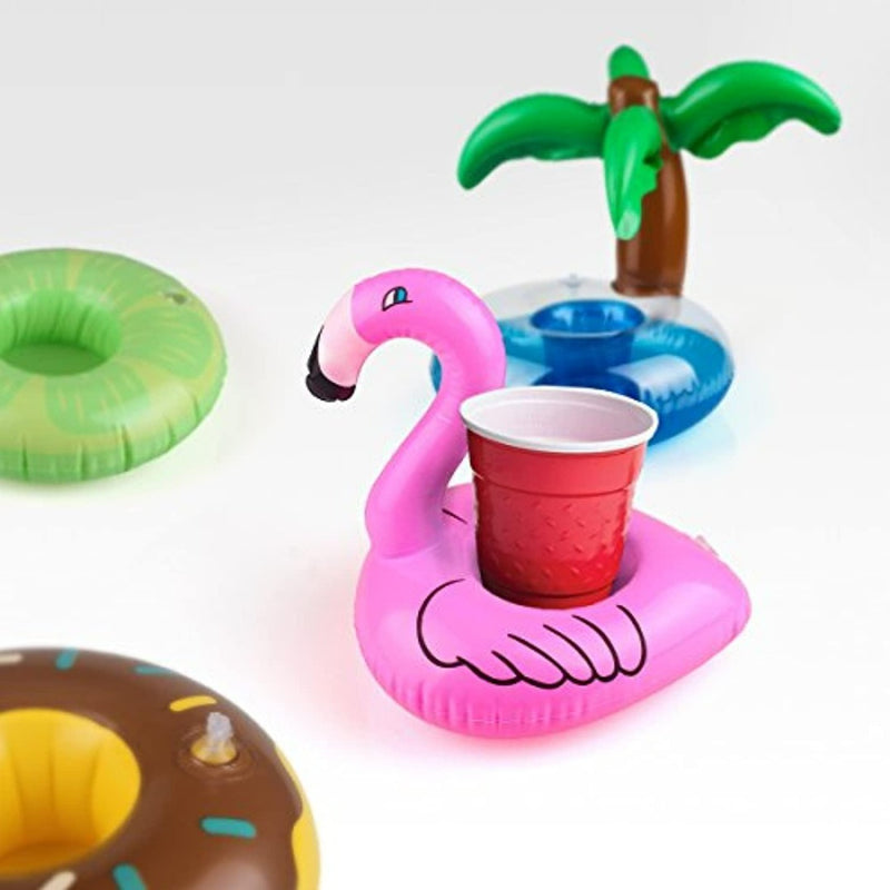 Laad afbeelding in Galerijviewer, De Opblaasbare bekerhouders houden drankjes stijlvol drijvende en bevatten een roze flamingo met een rode beker, groene ring, donut en palmboom design op een witte achtergrond. Perfect voor feestjes!.
