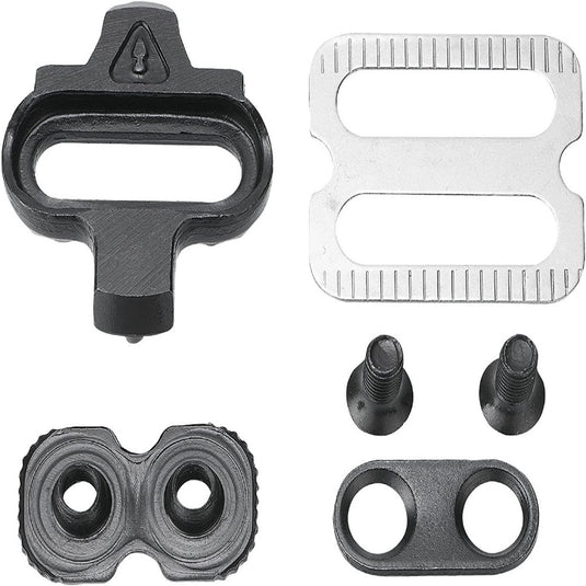 De SPD pedalenset bestaat uit metalen en plastic onderdelen: twee bouten, twee platen en één schoenplaatje. Perfect voor SPD-enthousiastelingen, alle onderdelen zijn elegant gerangschikt op een witte achtergrond, ideaal voor toegewijde fietsers die op zoek zijn naar betrouwbaarheid.