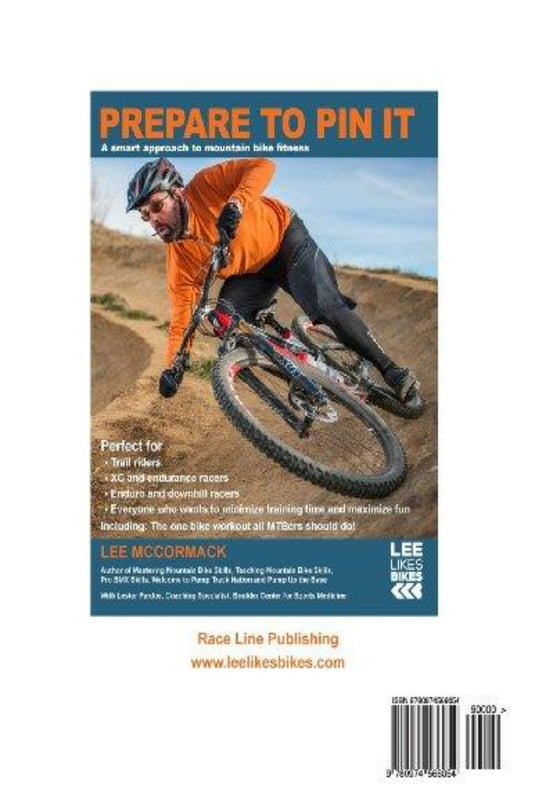 Een man in een oranje shirt rijdt op een mountainbike op een ruig onverhard pad en legt de sensatie van mountainbiken vast. Ontdek de geheimen van topprestaties in 