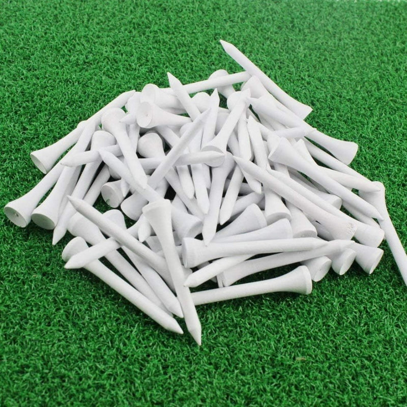 Laad afbeelding in Galerijviewer, Een set Professionele houten golftees rust sierlijk op een groene kunstgras ondergrond, wat de toewijding aan precisie en duurzaamheid benadrukt.
