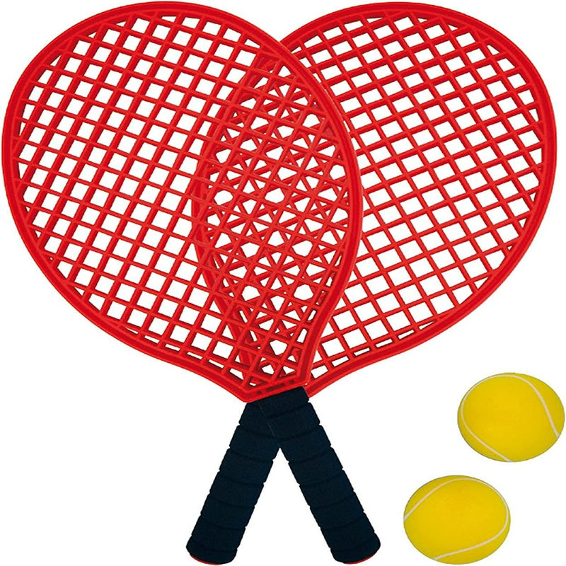 Laad afbeelding in Galerijviewer, Twee rode kunststof tennisrackets met comfortabele handvatten zijn over elkaar gekruist, vergezeld van schuimballen aan de onderkant. Product: &quot;Geniet van eindeloos plezier met onze complete racketset voor geweldige wedstrijden!.
