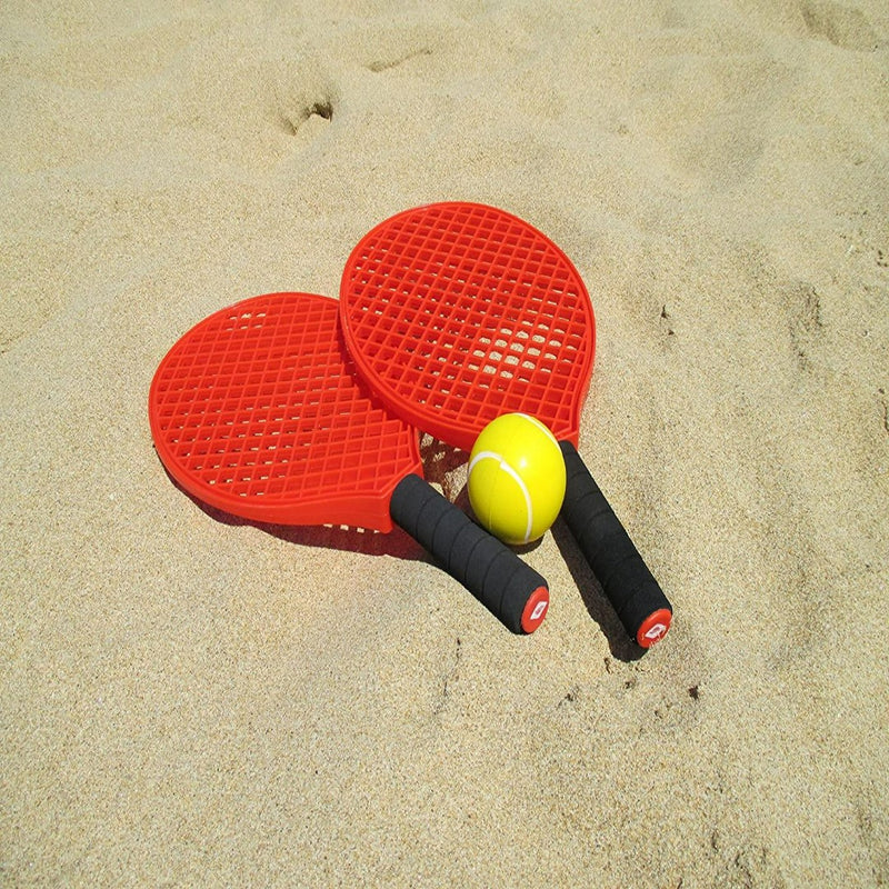 Laad afbeelding in Galerijviewer, De set &quot;Geniet van eindeloos plezier&quot; bestaat uit twee rode strandpeddels met comfortabele handgrepen en een gele schuimbal, ideaal voor spannende wedstrijden op het zand.
