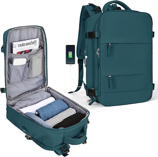 De ultieme reisrugzak voor elk avontuur in een teal kleur is gemaakt van duurzaam polyester, met meerdere compartimenten en een USB-oplaadpoort. De rugzak wordt zichtbaar open en gesloten met inhoud zoals kleding en een tijdschrift.