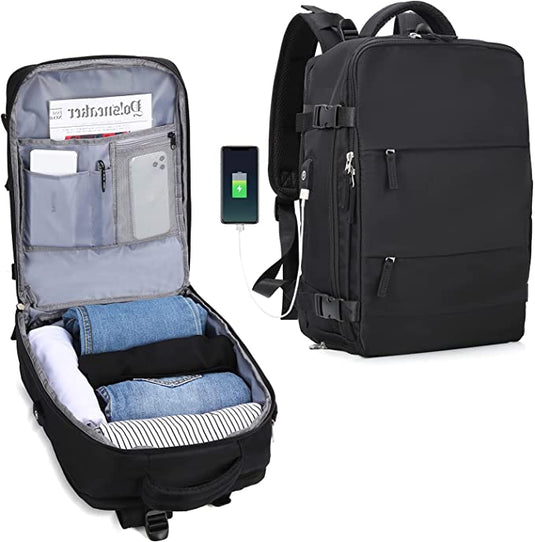 De zwarte "De ultieme reisrugzak voor elk avontuur", gemaakt van duurzaam polyester, wordt open getoond met georganiseerde compartimenten met daarin opgevouwen kleding en zakken. Extern laadt een telefoon efficiënt op via de USB-oplaadpoort.