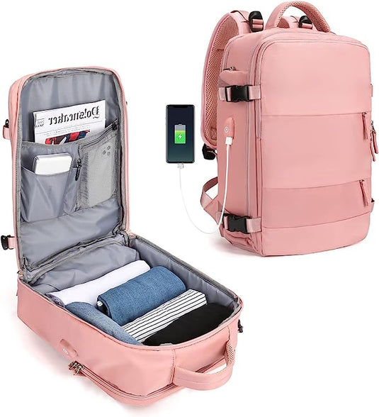 De ultieme reisrugzak voor elk avontuur, in roze duurzaam polyester, heeft een laptopvak, meerdere compartimenten en royale inpakruimte. De open tas toont een externe USB-oplaadpoort met binnenin gevouwen kleding en een boek.
