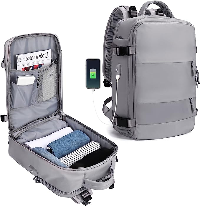 Laad afbeelding in Galerijviewer, De &quot;De ultieme reisrugzak voor elk avontuur&quot; in grijs, gemaakt van duurzaam polyester, heeft een open compartiment met kleding, een tijdschrift en een mesh-vak aan de binnenkant. Een USB-oplaadpoort maakt het gemakkelijk om de telefoon aan de zijkant op te laden voor gemak tijdens het reizen.
