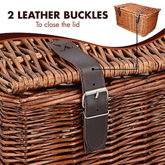 De Bruine Rieten Fietsmand heeft een geweven manddeksel met een leren gesp en metalen gesp voor een veilige sluiting. Het label "2 Leather Buckles" zorgt voor functionaliteit, zoals te zien is in de rechterbovenhoek en toont de veilige sluiting.