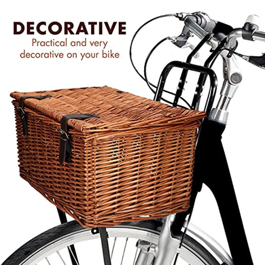 De Bruine rieten fietsmand - handig voor onderweg! bevestig je aan de voorkant van de fiets en biedt charme en voldoende opbergruimte voor kleine spullen met zijn decoratieve rieten design.