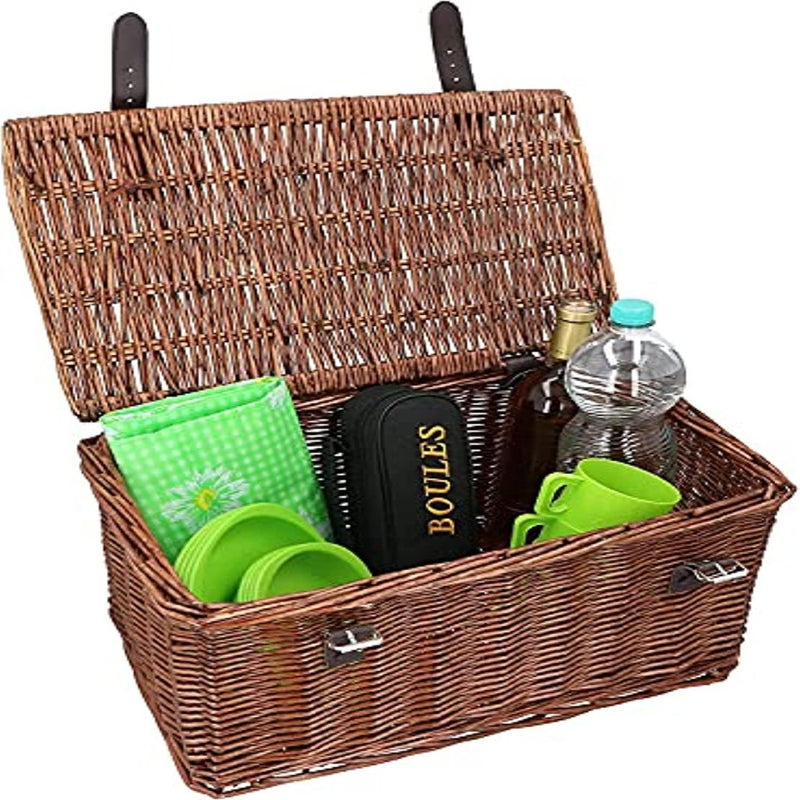 Laad afbeelding in Galerijviewer, De Bruine rieten fietsmand bevat een open rieten picknickmand met een groen geblokte doek, twee groene bekers, een fles, waterfles en zwarte &quot;Boules&quot; zak in ruime opbergruimte. Het lijkt op een stevige bruine rieten fietsmand met veilige sluitingen voor uw reis.
