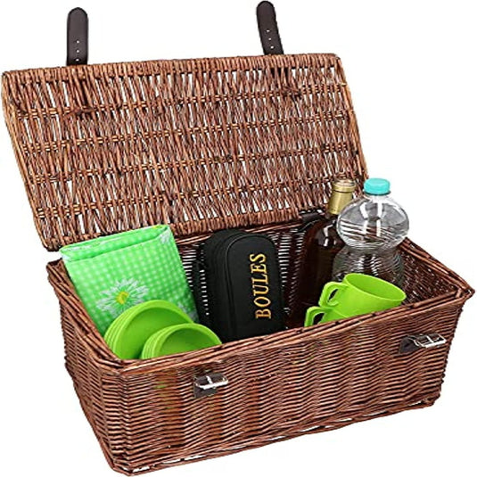De Bruine rieten fietsmand bevat een open rieten picknickmand met een groen geblokte doek, twee groene bekers, een fles, waterfles en zwarte "Boules" zak in ruime opbergruimte. Het lijkt op een stevige bruine rieten fietsmand met veilige sluitingen voor uw reis.