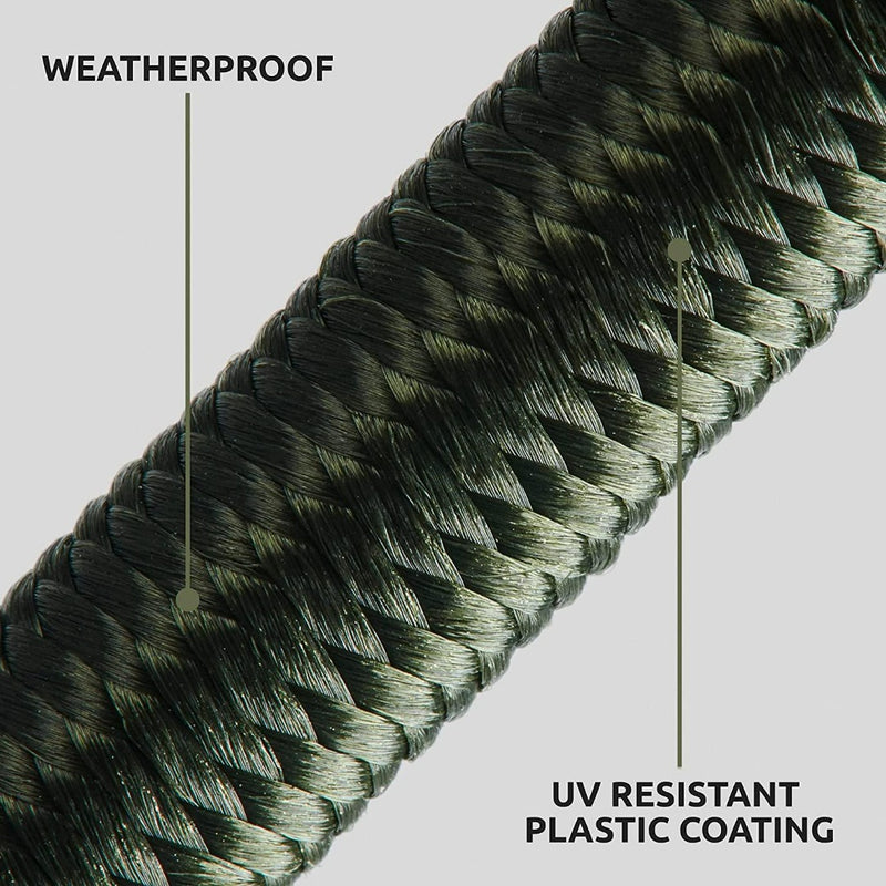 Laad afbeelding in Galerijviewer, Close-up van een donkergroen gevlochten touw met het label &quot;Weerbestendig&quot; en &quot;UV-bestendige kunststof coating&quot;, met robuuste eigenschappen voor al uw avonturen van Robuuste spanrubbers met haken.
