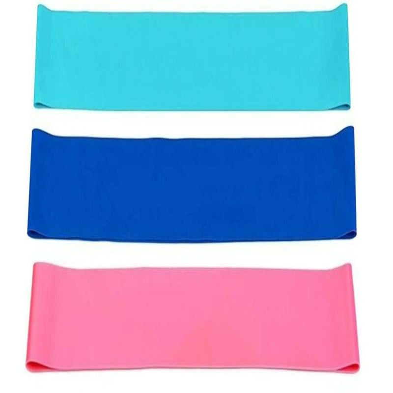 Laad afbeelding in Galerijviewer, Drie weerstandsbanden in de kleuren lichtblauw, donkerblauw en roze zijn horizontaal op een effen witte achtergrond geplaatst. Ideaal voor het verbeteren van de flexibiliteit tijdens krachttraining met onze duurzame fitnessweerstandsbanden.
