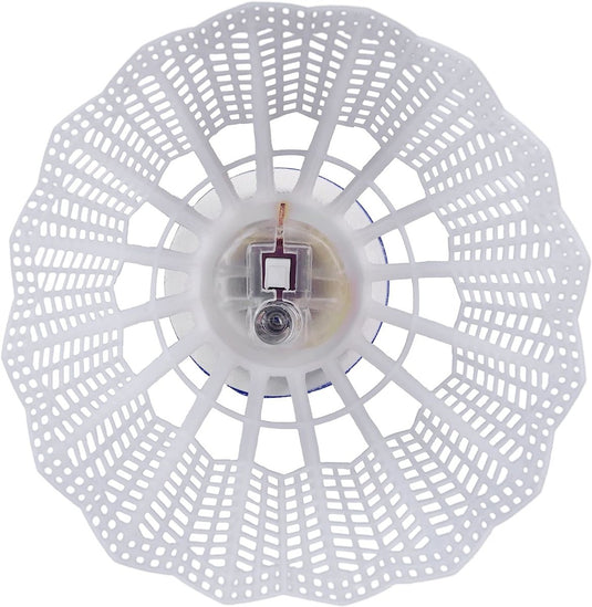 Luchtfoto van een witte plastic zwembadskimmermand met een doorzichtig handvat in het midden, vergelijkbaar met het gaas dat wordt gebruikt in de LED-verlichte badmintonshuttleset: maak van elke wedstrijd een feestje!.