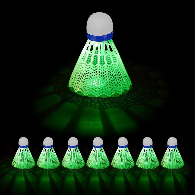Laad afbeelding in Galerijviewer, Zeven LED verlichte badmintonshuttles uit de &quot;LED verlichte badminton shuttle set: maak van elke wedstrijd een feestje!&quot; gerangschikt in een rij op een donkere achtergrond zorgen voor een levendige weergave.
