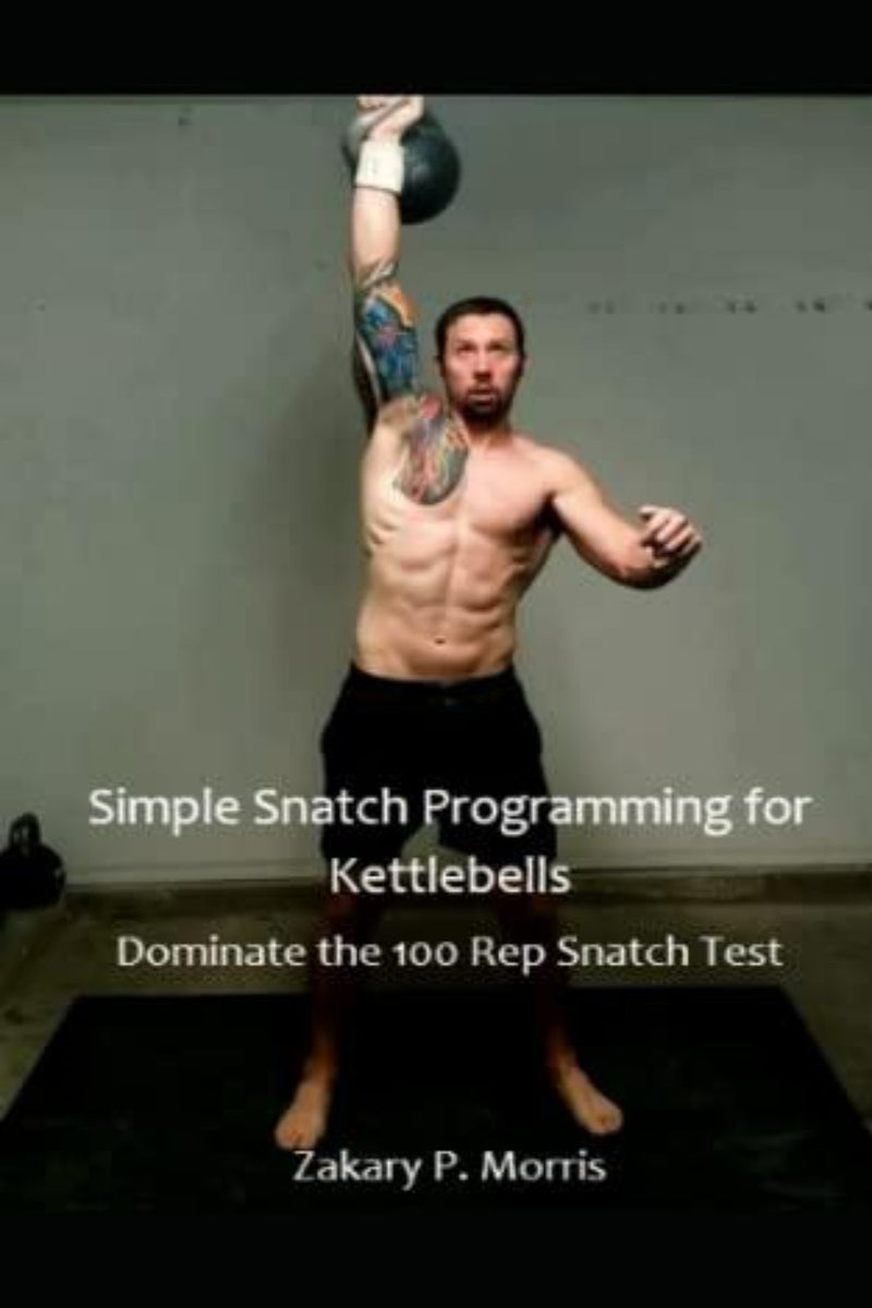 Laad afbeelding in Galerijviewer, Een man zonder shirt tilt een kettlebell boven zijn hoofd op de omslag van het boek met de titel &quot;Simple Snatch Programming for Kettlebells: Dominate the 100 Rep Snatch Test&quot; van Zakary P. Morris. Het boek helpt lezers deze uitdaging onder de knie te krijgen en een instructeurscertificaat te behalen.
