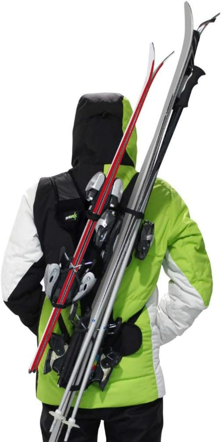 Laad afbeelding in Galerijviewer, Een persoon in een groen-witte jas draagt ski&#39;s en stokken handsfree met de compacte skiback en geniet van het comfort van &quot;Skiën zonder je handen te gebruiken? Met de skiback is het mogelijk!.
