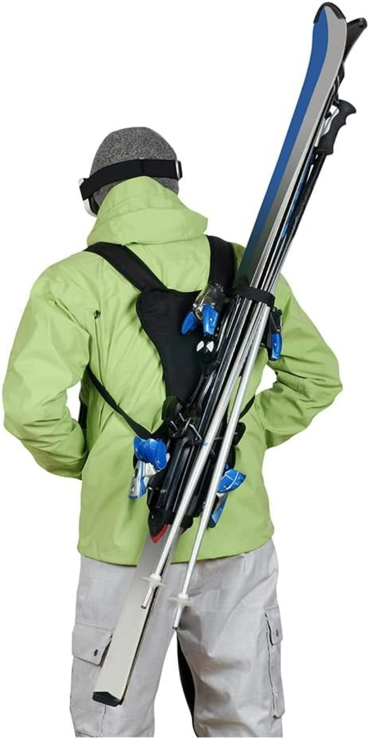 Laad afbeelding in Galerijviewer, Een persoon in een groene jas draagt moeiteloos ski&#39;s en stokken op de rug met het zwarte &quot;Skiën zonder je handen te gebruiken? Met de skiback is het mogelijk!&quot;, waarmee hij de handenvrij ski-ervaring omarmt. Dit accessoire is comfortabel en compact, perfect voor avontuurlijke hellingen.
