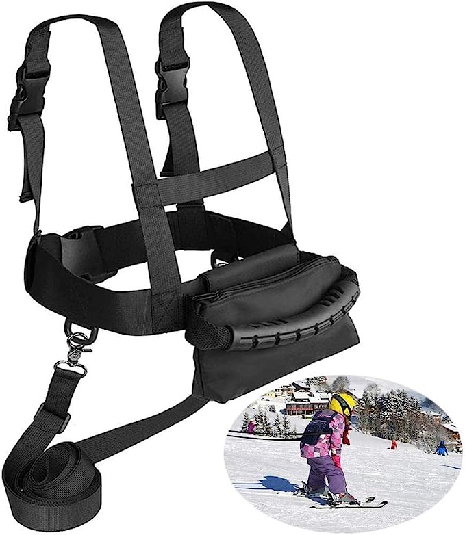 Laad afbeelding in Galerijviewer, Afgebeeld is een zwart skiharnas met verstelbare riemen en een lange ketting. Een kleine afbeelding toont een kind dat met een soortgelijk skituigje in de sneeuw aan het skiën is - ideaal voor veilige wintersportavonturen. Product: Optimaal begeleid: Ons skituigje verzekerd veilig en avontuurlijk plezier!.
