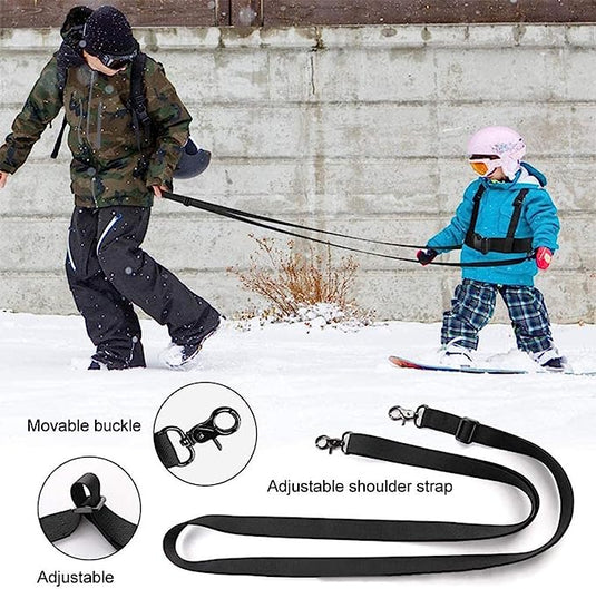 Met behulp van het "Optimaal begeleid" skituigje en leash helpt een volwassene een kind skiën in een besneeuwde omgeving. Een inzet toont de verstelbare harnas- en gespdetails, cruciaal voor wintersportavonturen, die veiligheid en plezier op de piste garanderen.