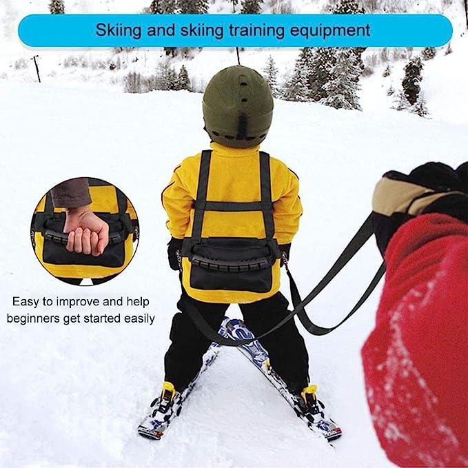 Laad afbeelding in Galerijviewer, Een kind in gele jas en helm begint aan spannende wintersportavonturen, begeleid door een volwassene met &quot;Optimaal begeleid: Ons skituigje verzekert veilig en avontuurlijk plezier!&quot; de besneeuwde helling af.
