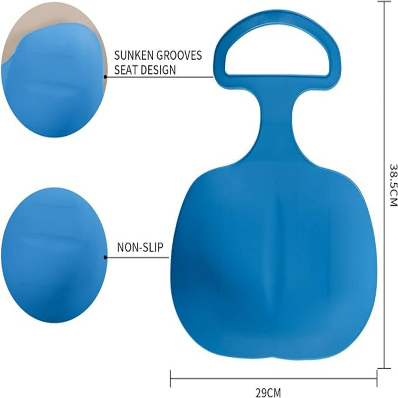 Laad afbeelding in Galerijviewer, De &quot;Slee voor kinderen: vertrouwd en veilig skiën in de sneeuw&quot; is een ergonomisch blauw zitje met handgreep, perfect voor kinderen. Het beschikt over verzonken groeven en een antislipoppervlak, met afmetingen van 38,5 cm hoog en 29 cm breed.
