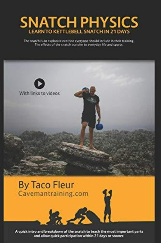 Op de cover van "Snatch Physics: Leer de kettlebell snatch in 21 dagen (9)" van Taco Fleur is een afbeelding te zien van een persoon die de kettlebell snatch onder de knie krijgt op een rotsachtig landschap. Er zijn videolinks om het cardiovasculaire uithoudingsvermogen te verbeteren met deze oefening voor het hele lichaam.