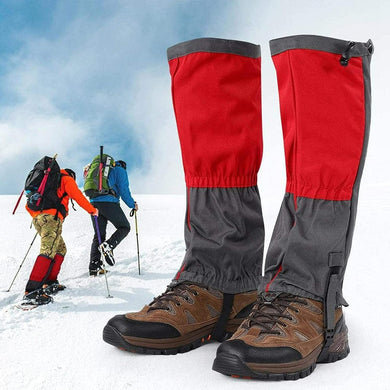Rode en grijze sneeuw gamaschen uit onze collectie 'Ontdek het ultieme comfort en bescherming met onze sneeuw gamaschen voor volwassenen', paar met wandelschoenen op de voorgrond terwijl twee klimmers op de achtergrond een besneeuwde heuvel beklimmen.