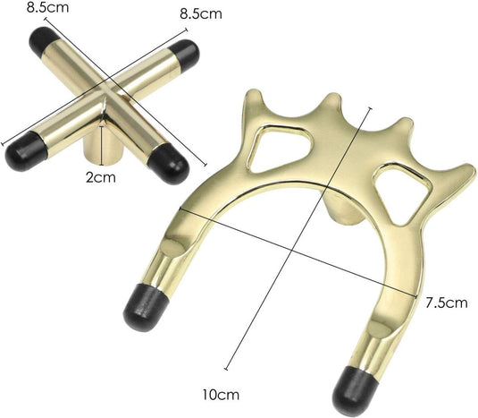 Er worden twee metalen massageapparaten getoond: een kruisvormig model (8,5 cm x 8,5 cm) en een klauwvormig model (10 cm x 7,5 cm). Beide zijn voorzien van rubberen uiteinden in een luxueuze gouden afwerking. Ze zijn perfect om elke accessoireset eleganter te maken en uw ontspanningsroutine te verbeteren.