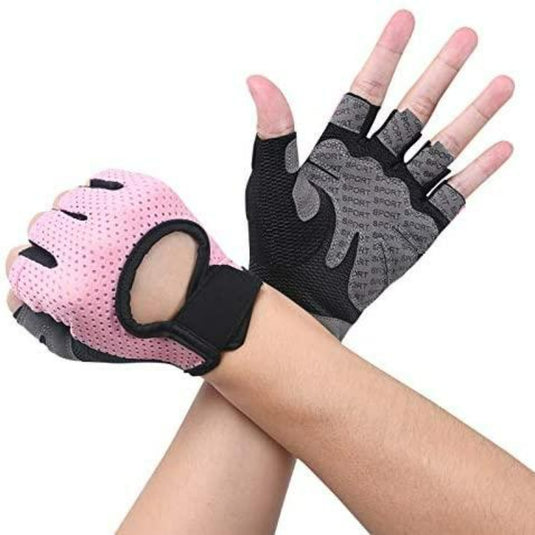 Twee handen met comfortabele vingerloze sporthandschoenen; de ene is roze met zwarte accenten, de andere grijs en zwart met een "SPORT"-patroon. Deze microvezel premium fitnesshandschoenen bieden stijl en bescherming tijdens trainingen.