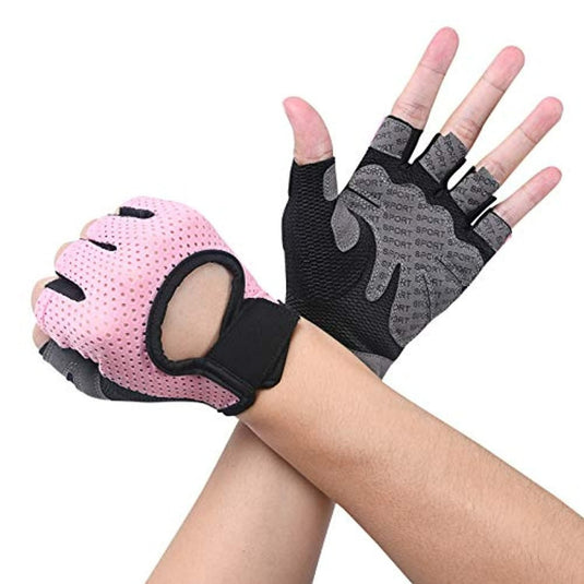 Twee handen met handschoenen "Verbeter je training met onze premium fitnesshandschoenen van microvezel"; de ene roze met zwarte bies, de andere zwart met grijze tekst, die bescherming biedt tijdens het sporten.