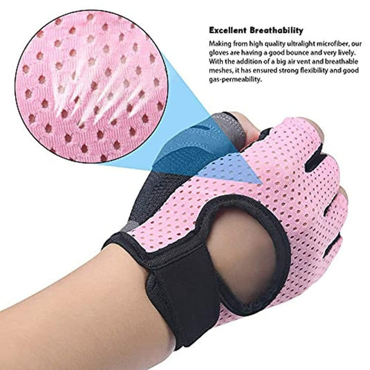 Close-up van een hand met de "Verbeter je training met onze premium fitness handschoenen van microvezel" in roze en zwart, waarbij de ademende geperforeerde stof en vingergaten voor extra bescherming tijdens het sporten zichtbaar zijn.