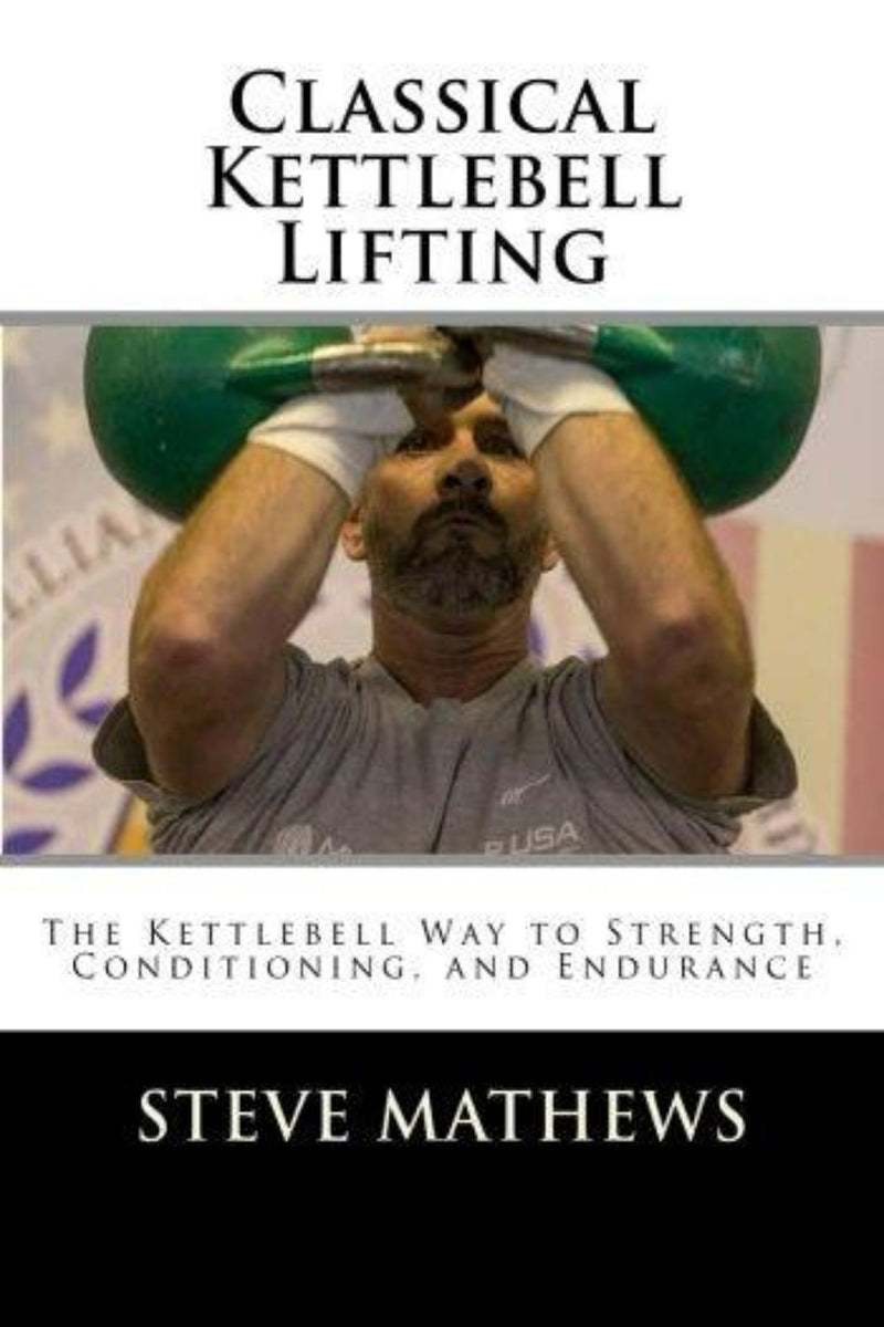 Laad afbeelding in Galerijviewer, De cover van &quot;Steve Matthews - Classical Kettlebell Lifting: The Kettlebell Way to Strength, Conditioning, and Endurance, Paperback&quot; toont een dynamische afbeelding van iemand die een kettlebell boven zijn hoofd tilt, wat de klassieke kettlebelltechnieken belichaamt.
