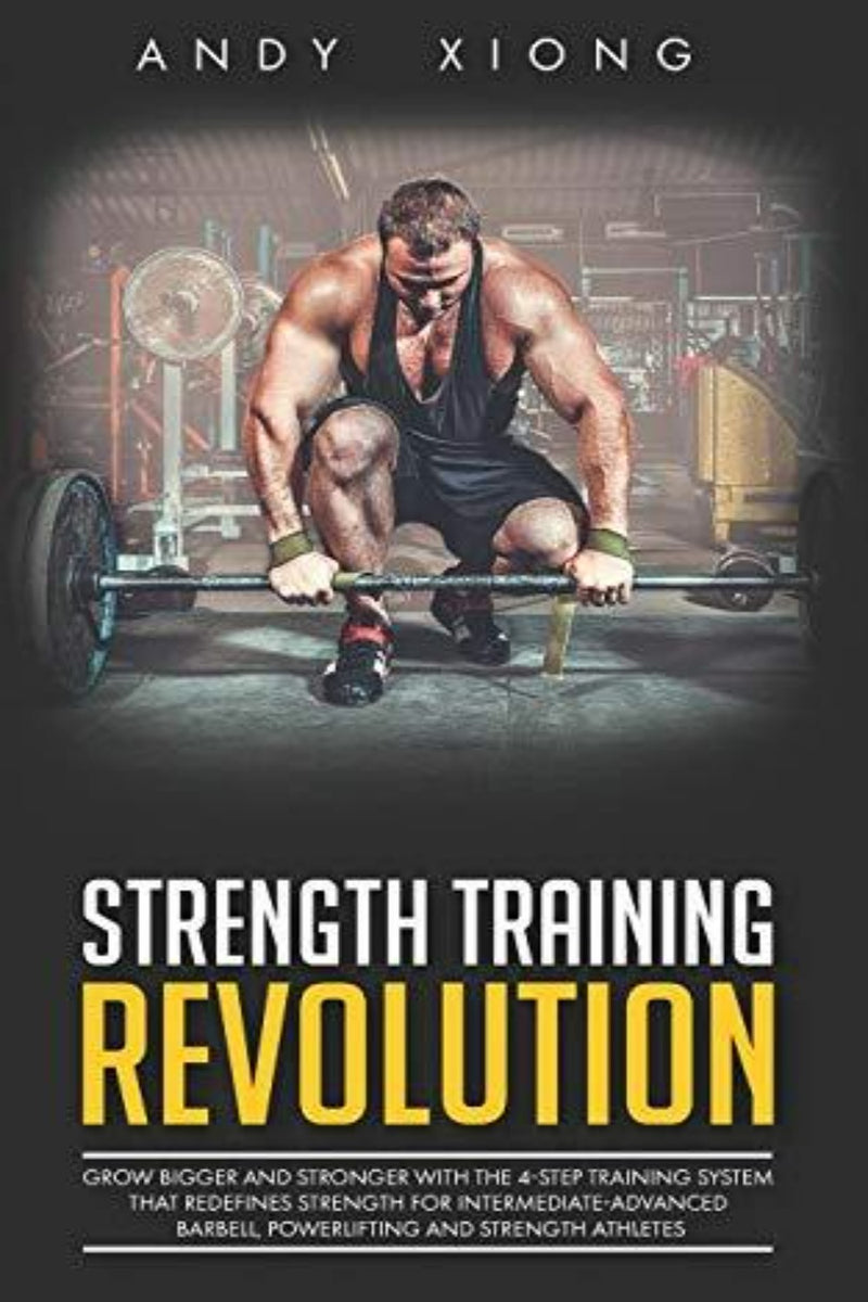Laad afbeelding in Galerijviewer, De cover van &quot;Strength Training Revolution&quot; van Andy Xiong toont een gespierde man die een halter optilt. Dit symboliseert het 4-stappensysteem dat is ontworpen voor gemiddelde tot gevorderde powerlifters en krachtsporters.
