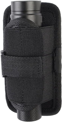 Zwarte Tactische molle zaklamp holster met klittenband en 360 graden draaibare clip, rechtopstaand weergegeven op een witte achtergrond.