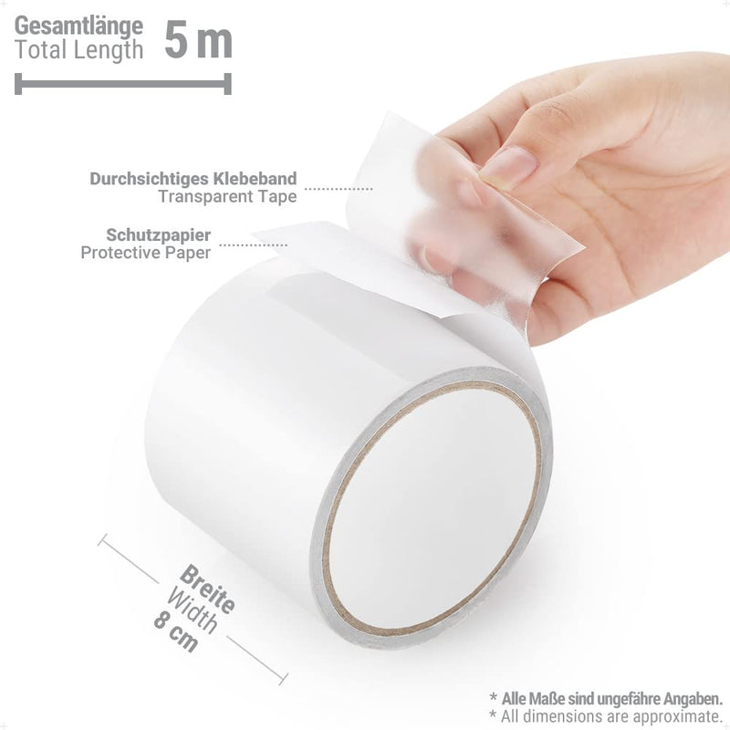 Laad afbeelding in Galerijviewer, Een hand trekt voorzichtig de transparante tenttape: de onmisbare reparatietape voor je tent van een rol met beschermpapier. Deze waterdichte tape is ongeveer 5 meter lang en 8 cm breed, beschreven in zowel het Duits als het Engels.
