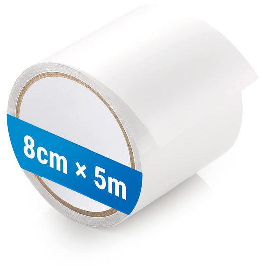 Een rol witte tenttape, die op de markt wordt gebracht als onmisbaar voor tentreparaties, draagt het label "waterdicht" en heeft de afmetingen 8 cm bij 5 m. De tape wordt op een transparant oppervlak gepresenteerd.